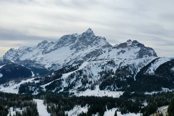 Légi hó borította hegycsúcsok Alpokban télen — Stock Fotó