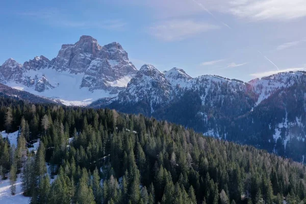 Letecké zasněžené vrcholky hor v zimě v Alpách — Stock fotografie