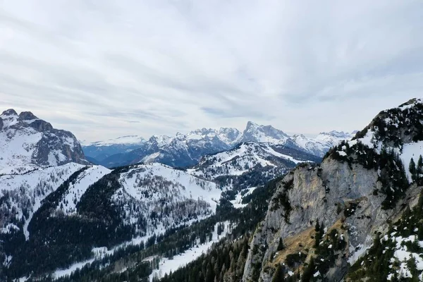 Zăpadă acoperită vârfuri muntoase în alpi pe timp de iarnă — Fotografie, imagine de stoc