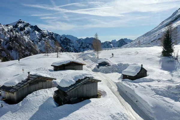 Εναέριες χιονισμένες βουνοκορφές σε Άλπεις το χειμώνα — Φωτογραφία Αρχείου
