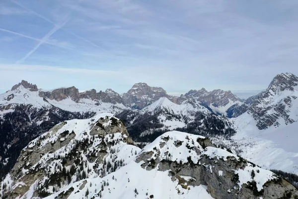 겨울에는 산봉우리들이 하늘을 뒤덮은 눈으로 덮여 있다 — 스톡 사진