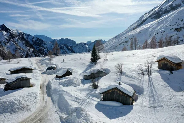 Εναέριες χιονισμένες βουνοκορφές σε Άλπεις το χειμώνα — Φωτογραφία Αρχείου