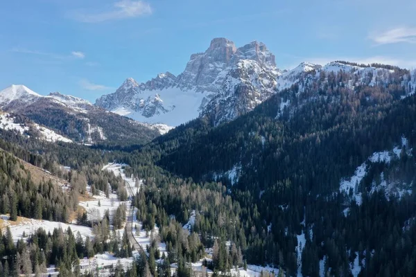 Cime alpine innevate aeree in inverno — Foto Stock