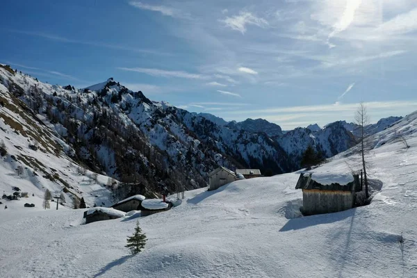 Flygande snötäckta bergstoppar i alperna på vintern — Stockfoto