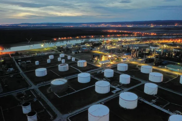 Вид сверху на резервуар нефтеперерабатывающего завода — стоковое фото