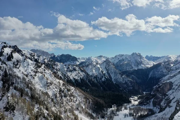 Légi hó borította hegycsúcsok Alpokban télen — Stock Fotó