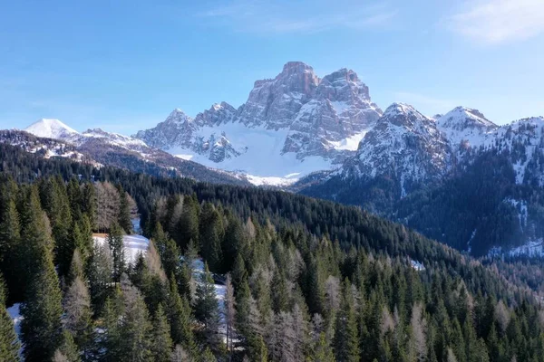 Letecké zasněžené vrcholky hor v zimě v Alpách — Stock fotografie