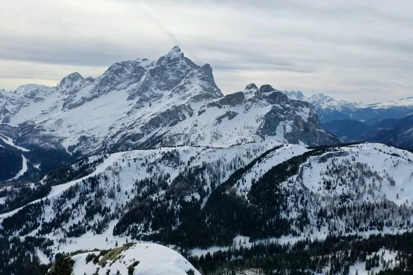 Flygande snötäckta bergstoppar i alperna på vintern — Stockfoto