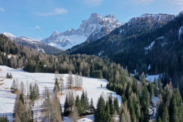 Luchtsneeuw bedekte bergtoppen in alpen in de winter — Stockfoto