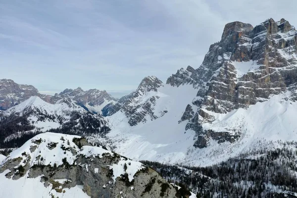 Neve aérea coberto picos de montanha em alpes no inverno — Fotografia de Stock