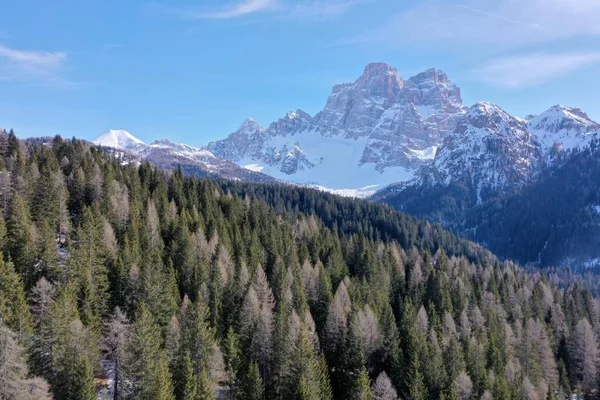 Luchtsneeuw bedekte bergtoppen in alpen in de winter — Stockfoto