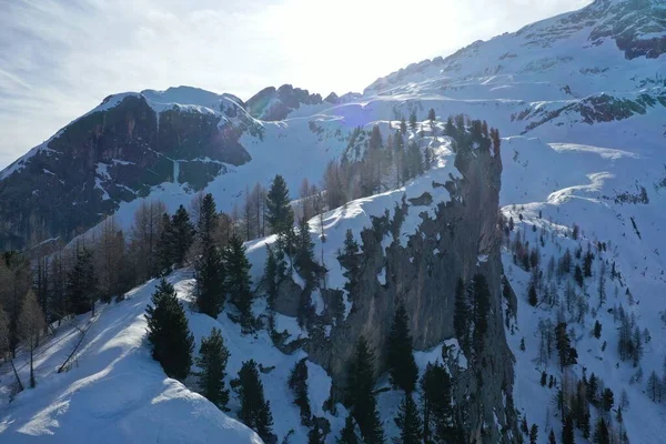 Neve aérea coberto picos de montanha em alpes no inverno — Fotografia de Stock