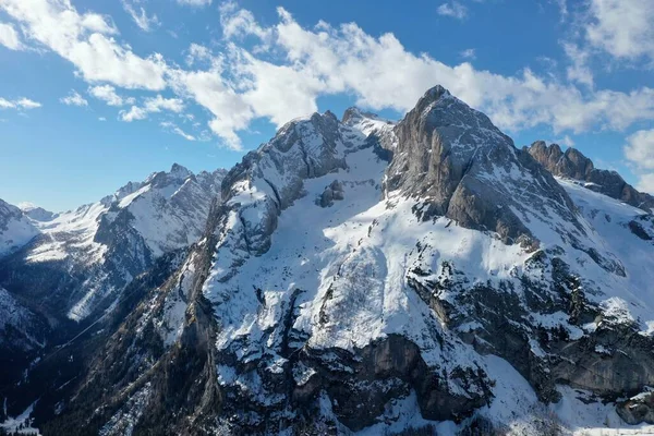 Picos de montaña cubiertos de nieve aérea en los Alpes en invierno — Foto de Stock