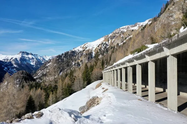 Cime alpine innevate aeree in inverno — Foto Stock