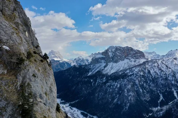 Flygande snötäckta bergstoppar i alperna på vintern — Stockfoto