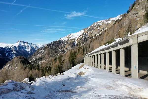 Śnieg powietrzny pokryte szczyty górskie w Alpach w zimie — Zdjęcie stockowe