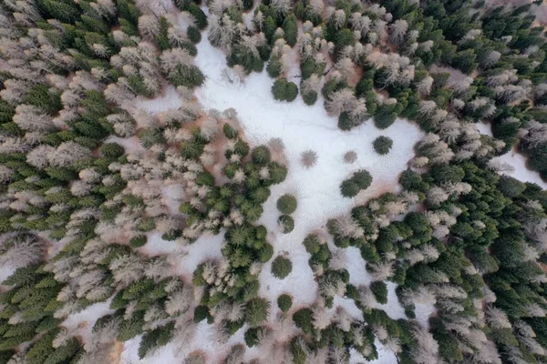 Pics de montagne couverts de neige aérienne dans les Alpes en hiver — Photo