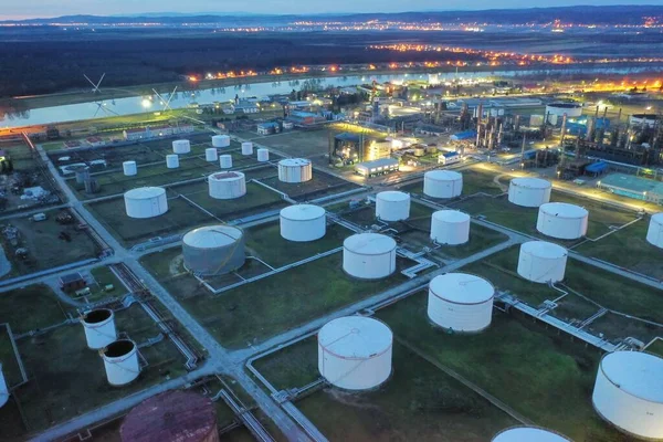 Widok z góry zbiornika rafinerii ropy naftowej — Zdjęcie stockowe