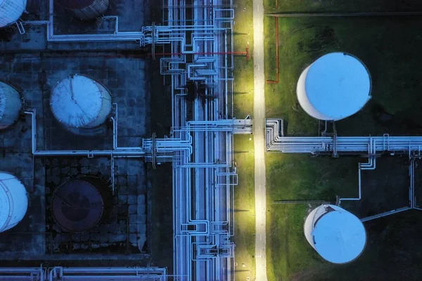Вид сверху на резервуар нефтеперерабатывающего завода — стоковое фото