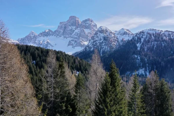 Schneebedeckte Berggipfel in den Alpen im Winter — Stockfoto