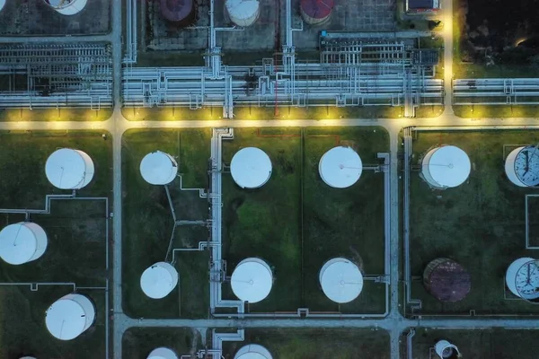 Olieraffinaderij tank bovenaanzicht — Stockfoto
