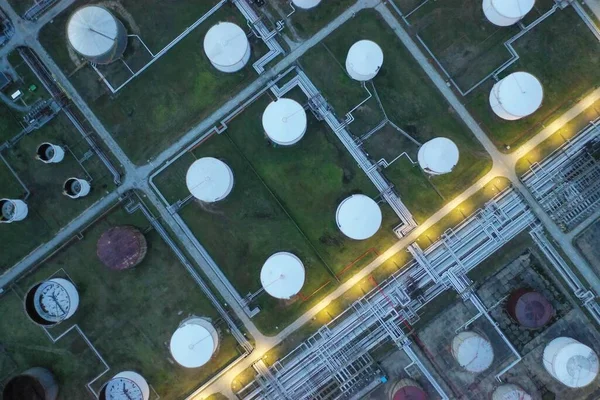 石油精製タンクの空上からの眺め — ストック写真