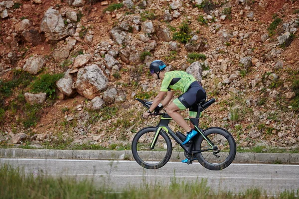 Triathlon Sportowiec Jazda Profesjonalny Rower Wyścigowy Treningu Zakrzywionej Drodze Kraju — Zdjęcie stockowe