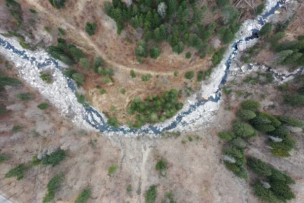 高山川の小川清らかな水の上の景色 — ストック写真