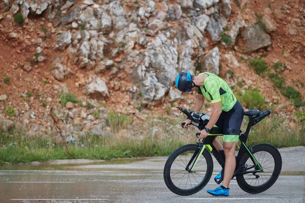 Triatlo Atleta Equitação Bicicleta Corrida Profissional Treino Estrada País Curvilínea — Fotografia de Stock