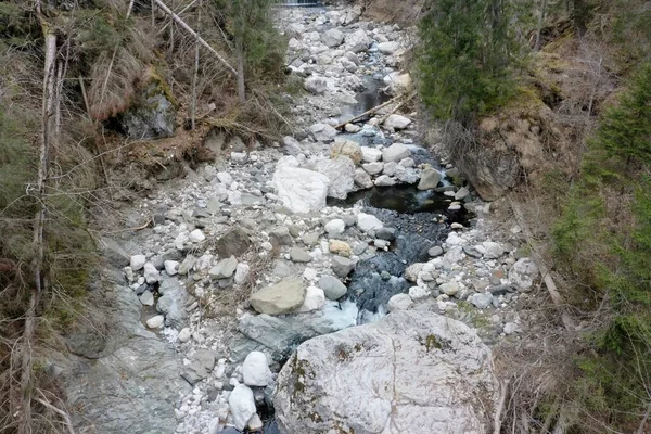 Alpský řeka potok sladké čisté vody pohled shora — Stock fotografie