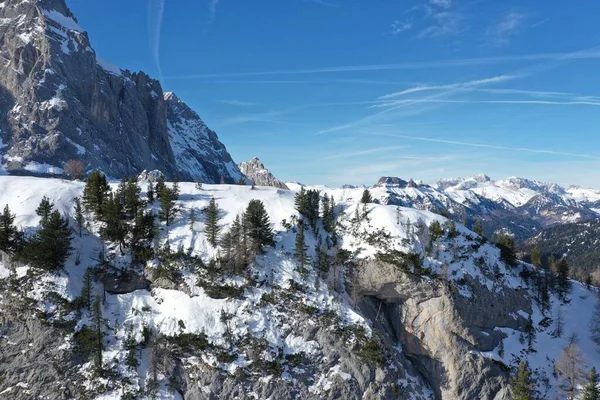 Cime alpine innevate aeree in inverno — Foto Stock