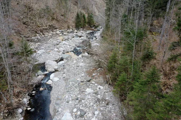 Альпийская река с чистой водой вид сверху — стоковое фото