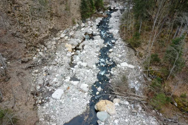 Alpský řeka potok sladké čisté vody pohled shora — Stock fotografie