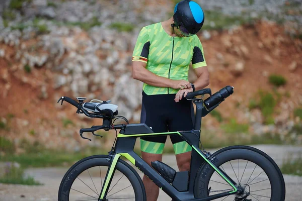 Triatlon Atlet Koni Profesionální Závodní Kolo Cvičení Křivolaké Zemi Silnici — Stock fotografie