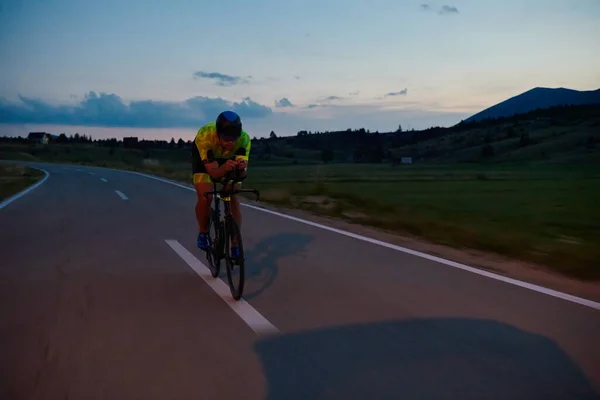 Triathlet Auf Professionellem Rennrad Beim Nachttraining Auf Kurviger Landstraße — Stockfoto