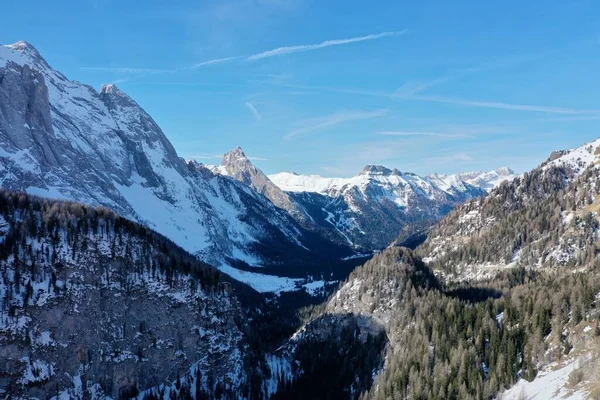 Picos de montaña cubiertos de nieve aérea en los Alpes en invierno Fotos De Stock