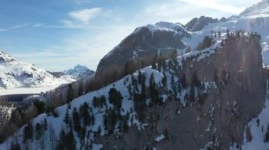 Kışın dağların tepelerinde kar yağıyordu. 