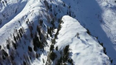 Kışın dağların tepelerinde kar yağıyordu. 