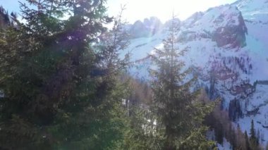 Kışın dağların tepelerinde kar yağıyordu. 