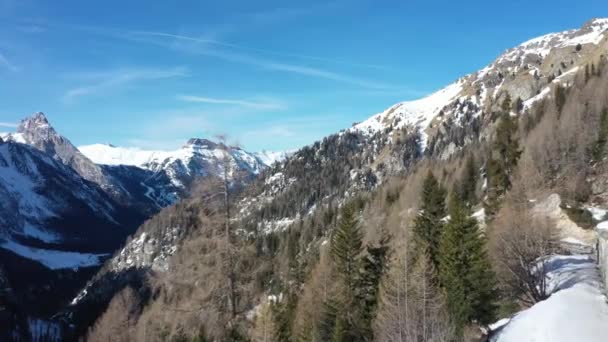 Pics de montagne couverts de neige aérienne dans les Alpes en hiver — Video