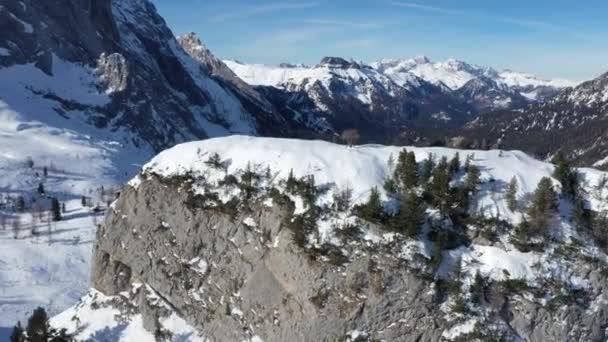 冬のアルプスの空中雪に覆われた山の峰 — ストック動画