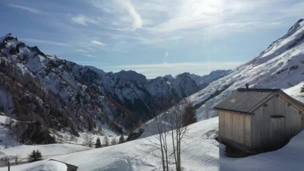 冬のアルプスの空中雪に覆われた山の峰 — ストック動画