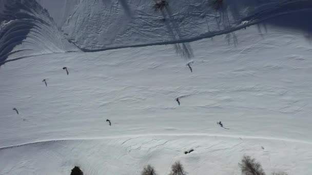 Pemandangan udara atas dari ski alpine piste downhil — Stok Video