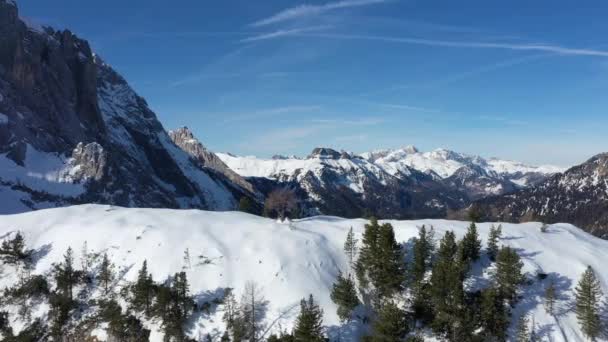 冬のアルプスの空中雪に覆われた山の峰 — ストック動画