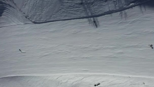 스키를 타고 내려가는 알프스 산의 맨 위 사진 — 비디오