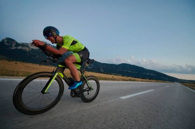 Curvy Country Road 'da spor yaparken profesyonel yarış bisikleti süren triatlon sporcusu.