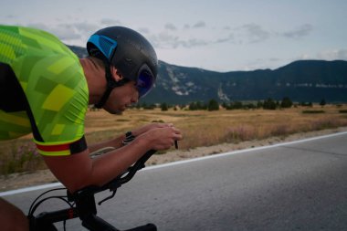 Curvy Country Road 'da spor yaparken profesyonel yarış bisikleti süren triatlon sporcusu.