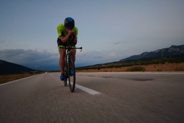 Curvy Country Road 'da spor yaparken profesyonel yarış bisikleti süren triatlon sporcusu.