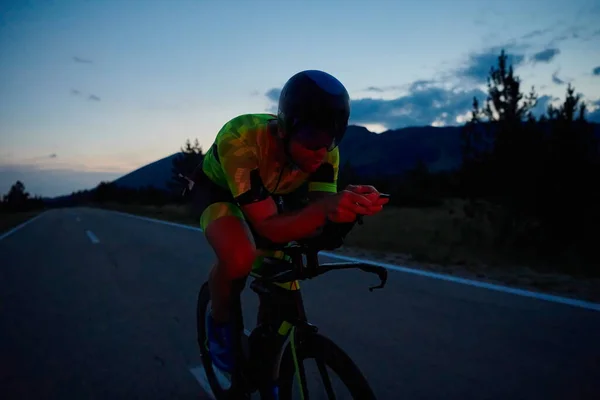 Triatlon Atlet Koni Profesionální Závodní Kolo Noci Cvičení Křivky Země — Stock fotografie