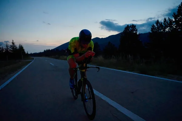 Triatlon Atleet Paardrijden Professionele Racefiets Nachts Workout Bochtige Landweg — Stockfoto